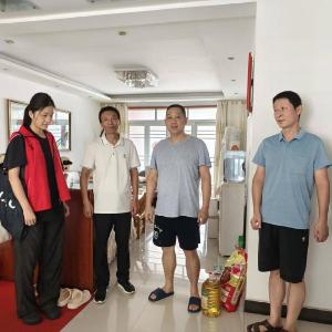 卞和社区开展“送关怀，情暖老兵心”走访慰问活动
