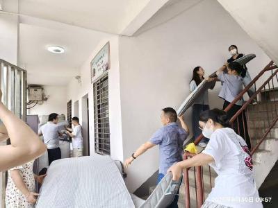 ​闫坪中学组织全体教师开展学生宿舍整理与布置工作