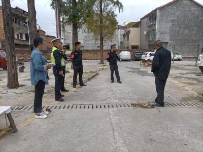 金庙社区：清除枯死树木　守护群众平安