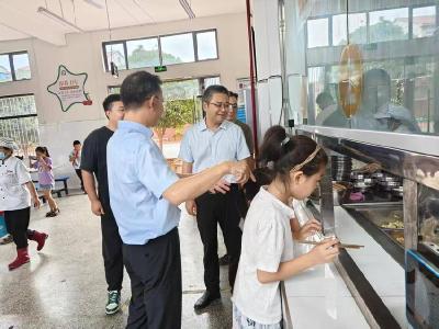 县领导到龙门完小调研“校园餐”专项整治工作