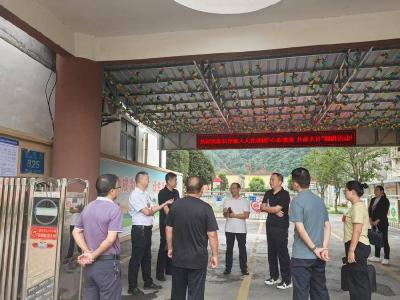 ​长坪镇：代表调研进校园　精准护航促发展