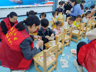 手工灯笼映佳节　灯谜普法乐团圆