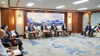 陈栋参加县委十五届六次全会分组讨论