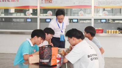 县第一中学：错峰分餐守秩序 开学第一餐暖胃更安心  
