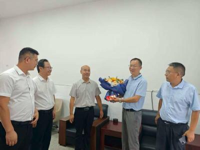 清河管理区：情系教师节 慰问暖人心