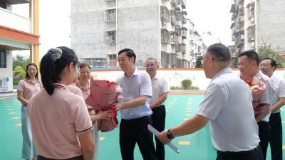 罗兴斌看望慰问教师代表 向全县教育工作者致以节日问候 
