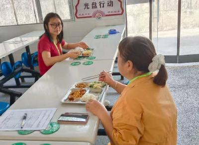 肖堰完全小学：家长陪餐“零距离” 舌尖安全“齐守护”