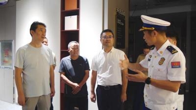 县领导带队检查消防安全工作  