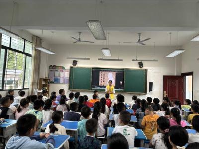 东巩镇开展林则徐禁毒精神进校园活动