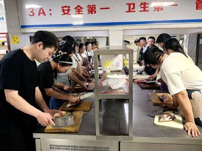 我县举办青年夜校烹饪班