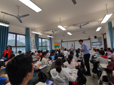 凤凰山社区开展防诈宣传进校园活动