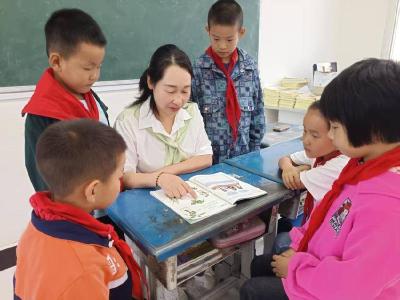 扎根乡村教育26载　用爱点亮学子成长路——记板桥镇新集完全小学教师张辉英