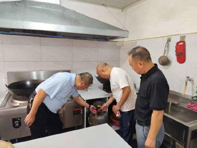 东巩镇入户“体检”筑牢农村燃气使用安全防线
