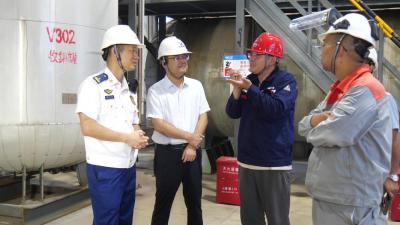 县领导带队检查危化企业安全生产工作  