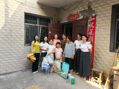 城关镇：走访慰问暖童心　爱心包保护成长