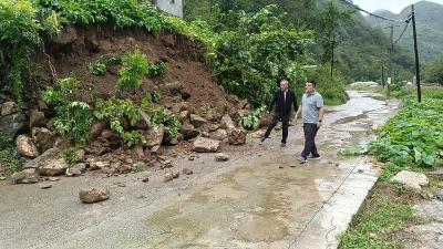 薛坪镇：暴雨突袭阻要道 人大代表显担当