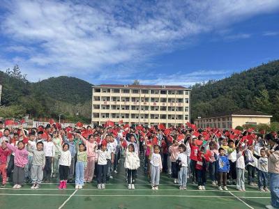 闫坪中学举办经典诵读与红歌传唱活动
