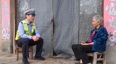 安全警示：八旬老人同一路段连发交通事故 交警上门普及交规  