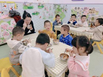 ​城关中心幼儿园开展“家长陪餐日”活动