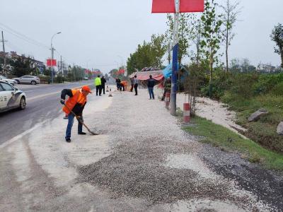 县公路部门迅速清障保畅通
