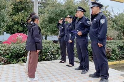 胡营中学两名学生拾金不昧获表扬  