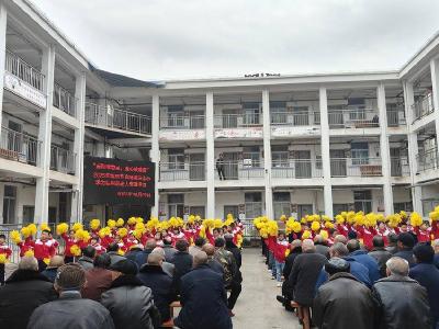 ​肖堰镇完全小学开展重阳节敬老活动