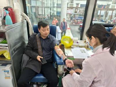 肖堰镇全体党政干部带头无偿献血