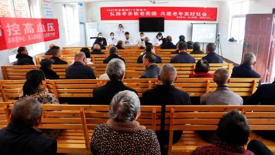县人民医院开展“敬老月”暨“高血压日”宣传义诊活动