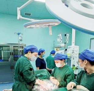 剖宫产突遇“生死结” 医者仁心巧拆“双雷”