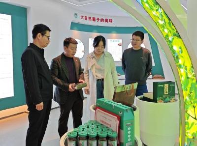 省农科院核农所专家到我县开展科技服务活动