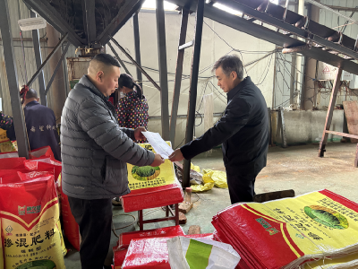县农业农村局开展秋播肥料检查与生产指导