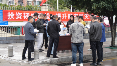 县应急管理局开展国际减灾日科普宣传活动  