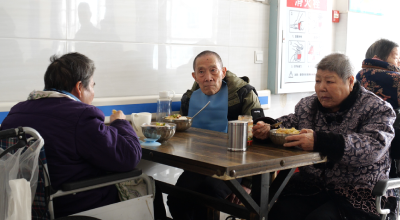 “多彩活动+营养膳食”托起老人高品质晚年  