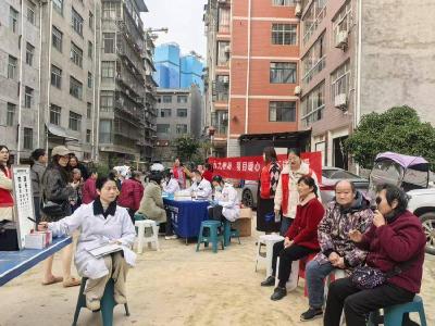 ​玉印社区开展“情暖重阳·健康同行”义诊活动