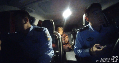 老人晚上迷失街头 警民联手暖心救助  