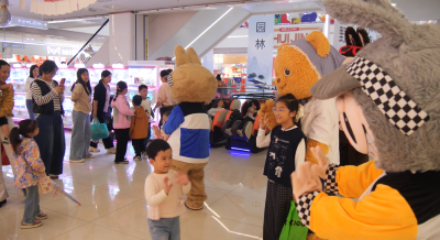 县水镜广场：促消费活市场聚人气 假日经济升温