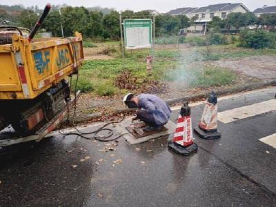 县公路中心：及时更换破损井盖　守护群众“脚下安全”