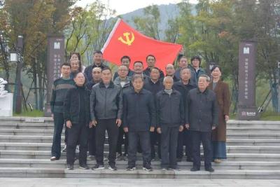 县人民法院组织老干部开展重阳节活动