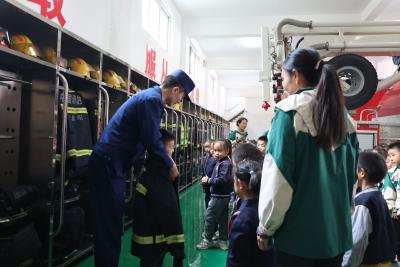 ​金色童年幼儿园开展消防安全教育实践活动