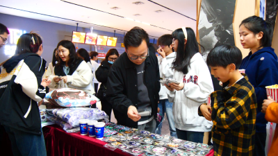 县水镜广场6000份电影纪念品回馈影迷  