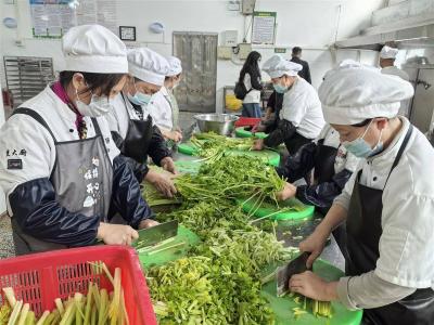 近四成厨师为学生家长　校园食堂飘出“家味道”  