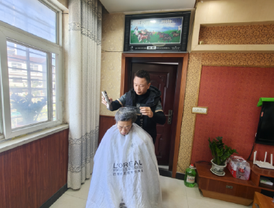 县文峰塔社区：8元理发暖人心　上门服务显真情