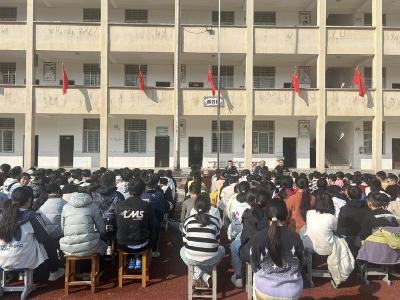 ​闫坪中学开展“守护青春，共筑安全防线”法制宣传讲座