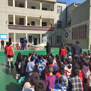 县实验小学开展消防安全演练活动