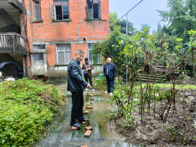 ​凤凰山社区：污水挡路愁坏居民　社区联动解民忧