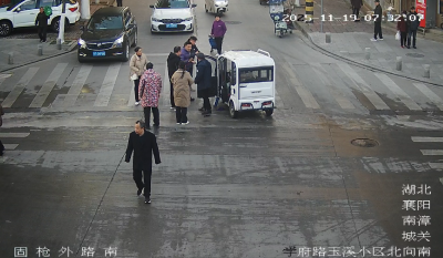 三轮车侧翻致人被困　辅警和路人携手救援  