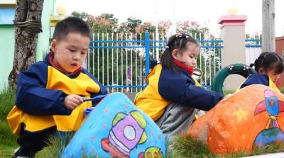 县第二幼儿园：草坪石头“穿新衣”　科技趣味入日常  