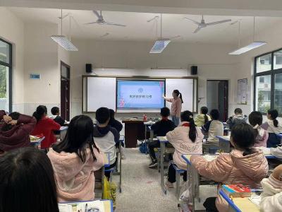 全县中小学生视力健康教育公益行活动走进闫坪中学