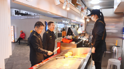 外卖骑手变身“食安监督员” 守护舌尖安全  