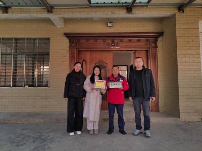 我县九集镇上门送入伍通知书和光荣牌